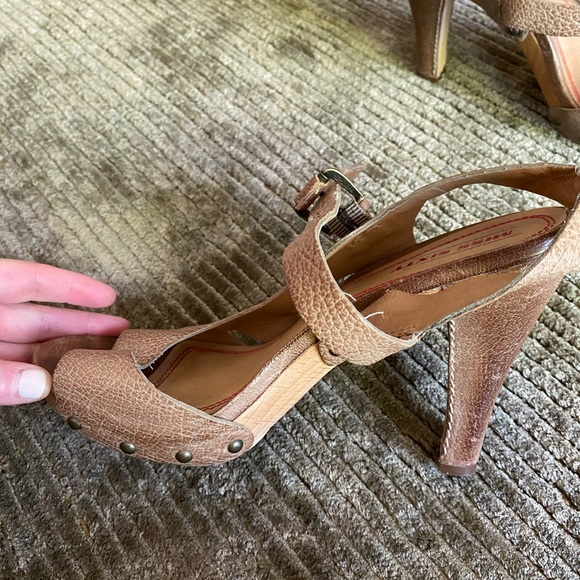 Taupe pebbled leather miss sixty high heeled sandals - Picture 5 of 11